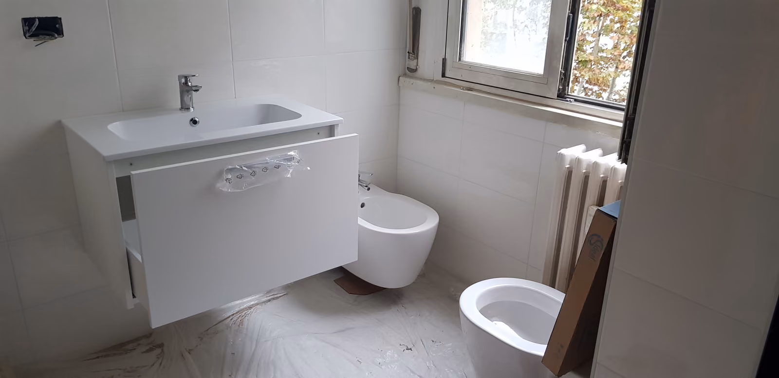Bagno ristrutturato a Milano con doccia e sanitari sospesi