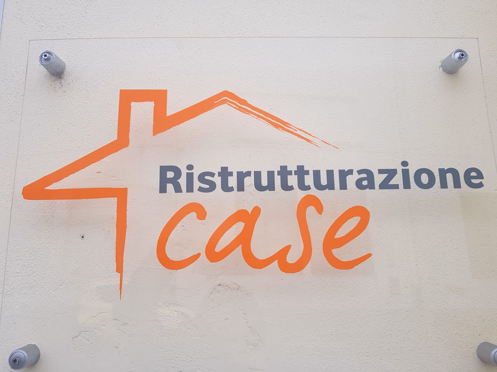 La vetrina con il logo di Ristrutturazione Case a Milano